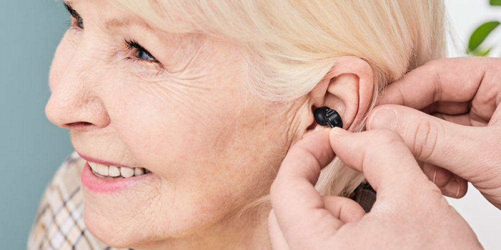 A qui s’adresse un appareillage auditif invisible ?